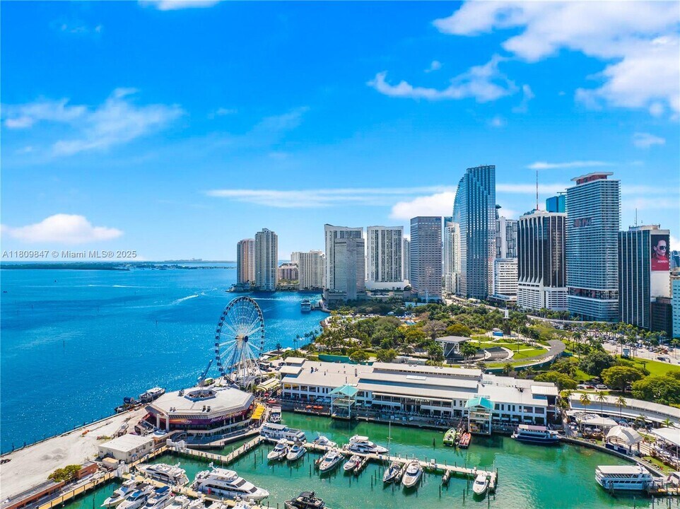 159 NE 6th St, Unit 3005 in Miami, FL - Building Photo