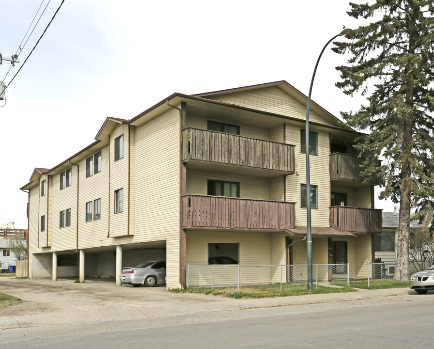 1725 38th St SE in Calgary, AB - Building Photo