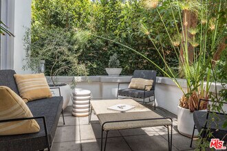 2027 Canyon Dr in Los Angeles, CA - Building Photo - Building Photo