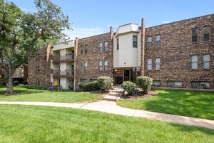 2214 Country Club Dr in Woodridge, IL - Building Photo