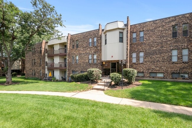 property at 2214 Country Club Dr