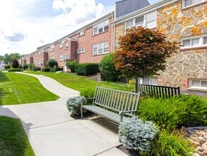 Menands Gardens in Menands, NY - Foto de edificio - Building Photo