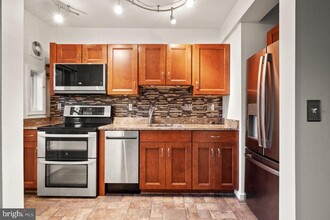 17 Auburn Ct-Unit -A in Alexandria, VA - Building Photo - Building Photo