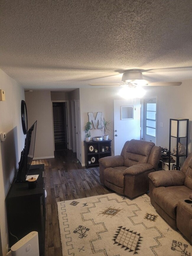 208 W Pine Ave in Mitchell, SD - Building Photo - Building Photo