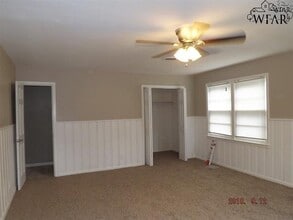 203 E Spring St in Henrietta, TX - Building Photo - Building Photo