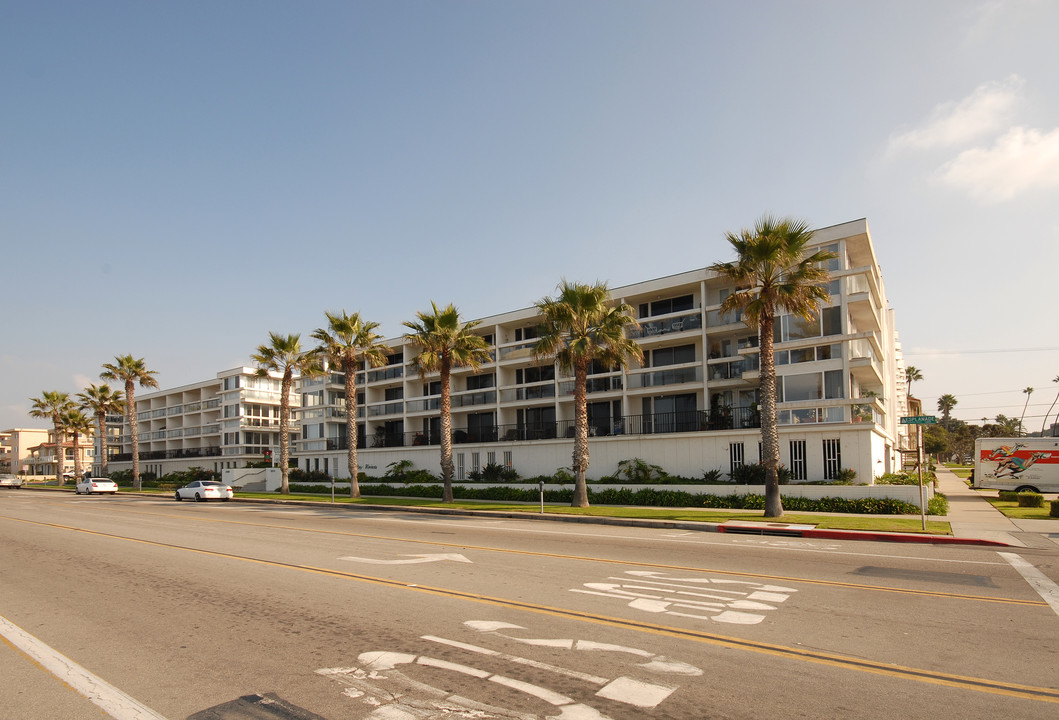 Holiday Riviera Apartments in Redondo Beach, CA - Foto de edificio