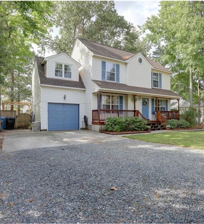1150 Thompkins Ln in Virginia Beach, VA - Building Photo