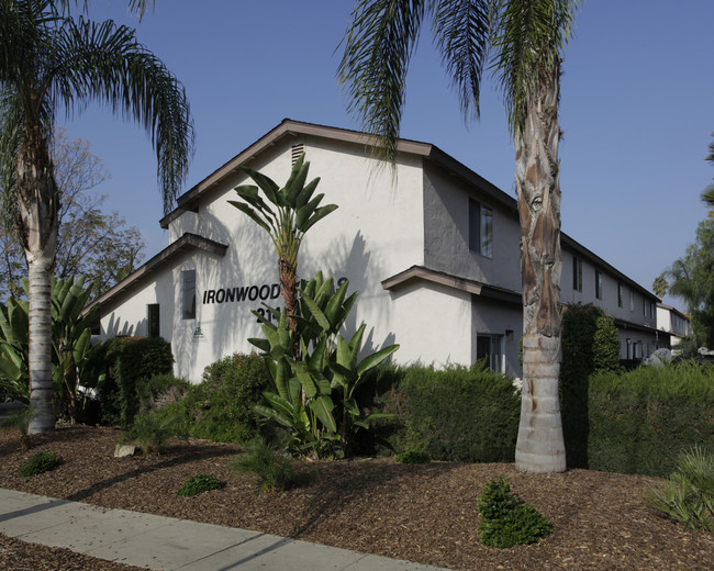 Ironwood Villas in Escondido, CA - Foto de edificio - Building Photo