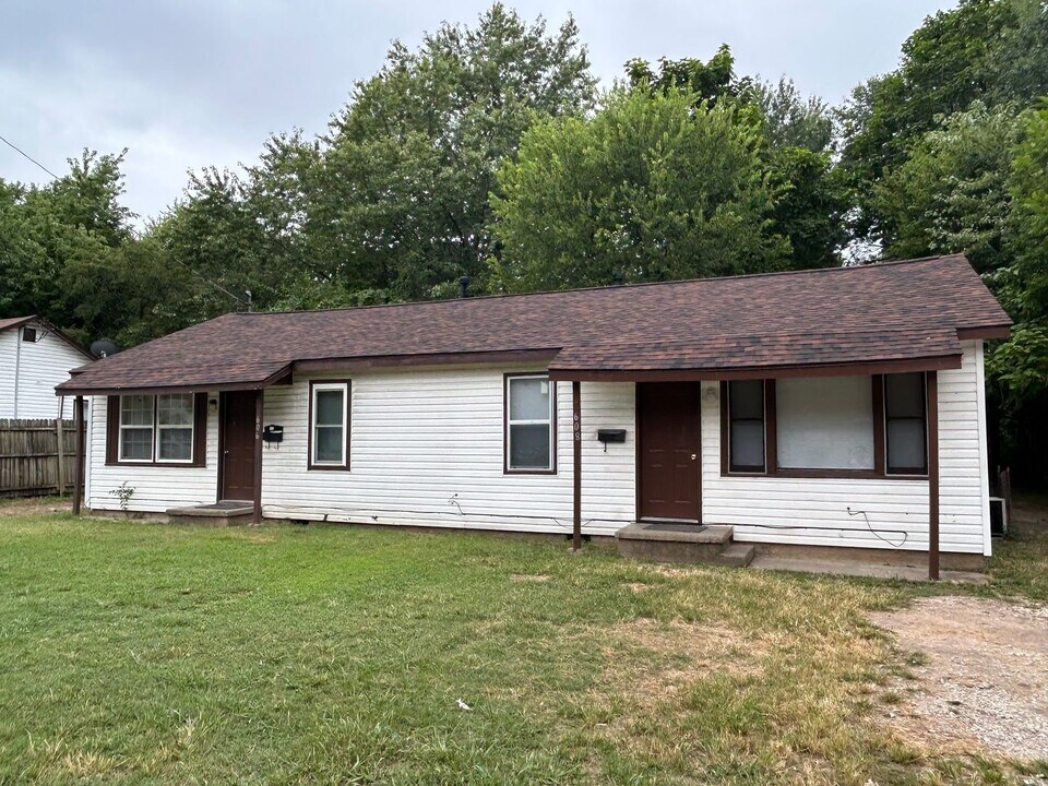 610-612 Sherman St in Springdale, AR - Building Photo