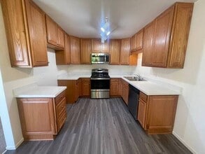 141 W Avenida De Los Arboles in Thousand Oaks, CA - Building Photo - Building Photo