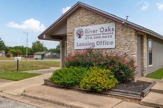 River Oaks Apartments in La Grange, TX - Building Photo - Building Photo
