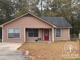 1308 Forest Lake Dr in Hinesville, GA - Building Photo
