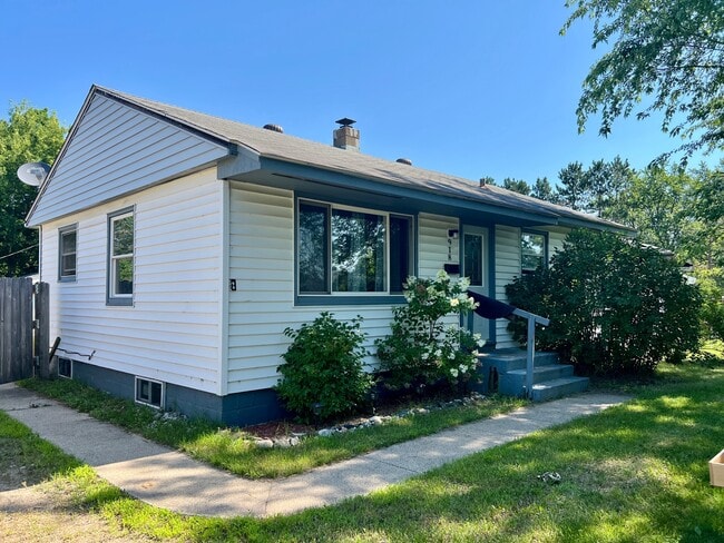 property at 918 Clover Ln