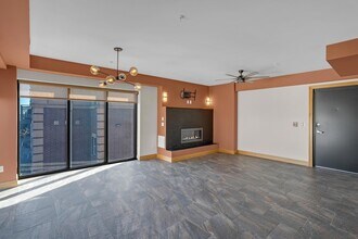 1200 E Walnut St, Unit 302 in Columbia, MO - Foto de edificio - Building Photo