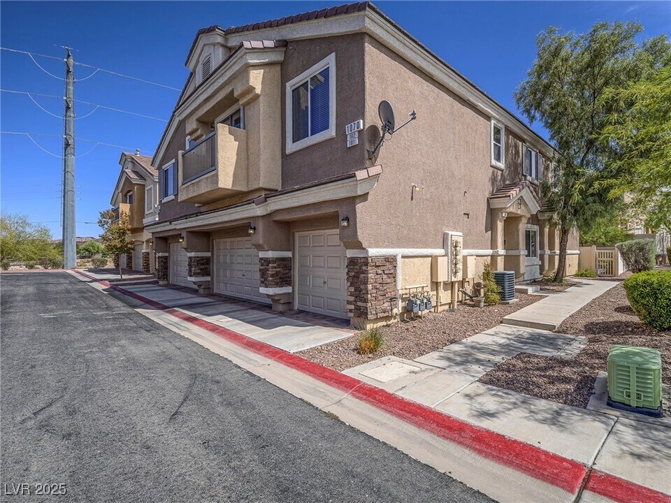 1070 Thrill Ct in Henderson, NV - Building Photo