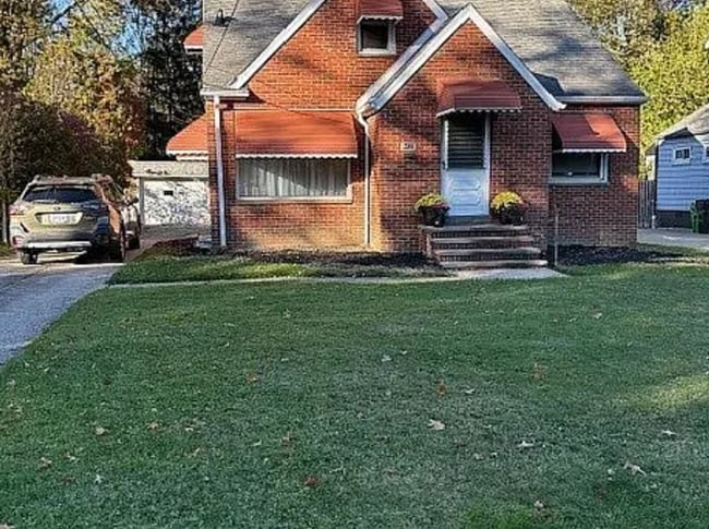 4493 Telhurst Rd in South Euclid, OH - Foto de edificio - Building Photo