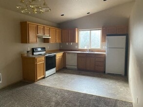 3333 SW Salmon Ct in Redmond, OR - Building Photo - Building Photo