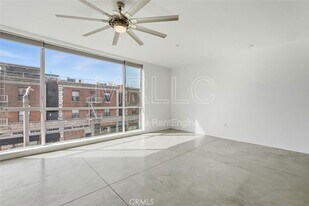 285 W 6th St in Los Angeles, CA - Building Photo