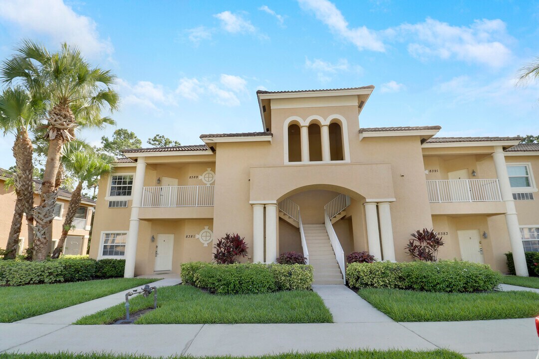 8389 Mulligan Cir in Port St. Lucie, FL - Building Photo