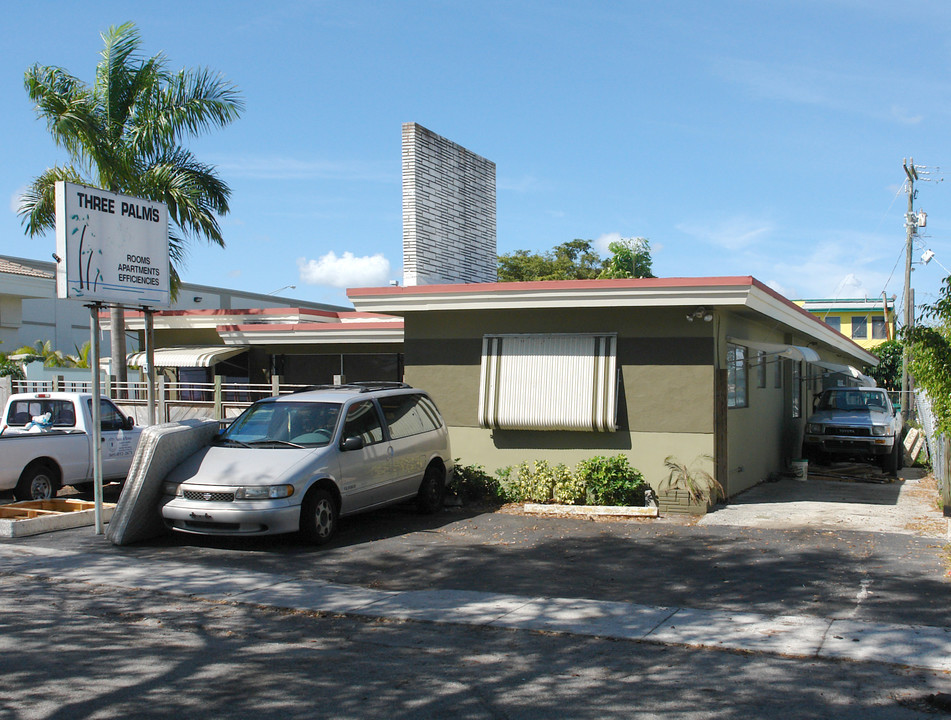 Three Palms in Hollywood, FL - Building Photo