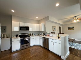 163 Hampshire St, Unit 3 Apartamentos