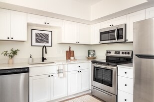 1100 Washington Circle in East Point, GA - Building Photo