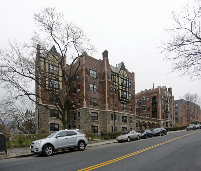 Amackassin Gardens in Yonkers, NY - Foto de edificio - Building Photo