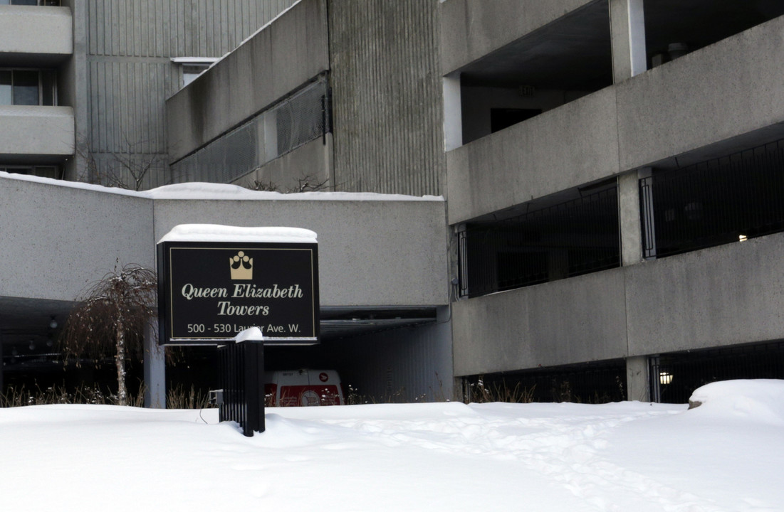 Queen Elizabeth Towers B in Ottawa, ON - Building Photo