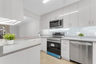 1256 S Military Trail in Deerfield Beach, FL - Building Photo - Building Photo