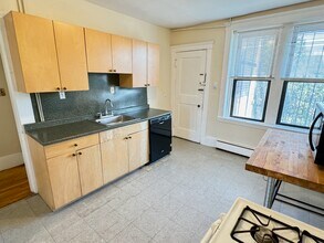 1682 Commonwealth Ave, Unit 3 in Boston, MA - Building Photo - Building Photo