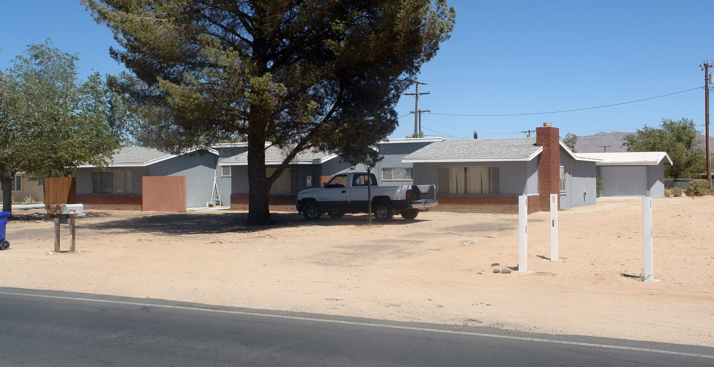 13103 Kiowa Rd in Apple Valley, CA - Foto de edificio