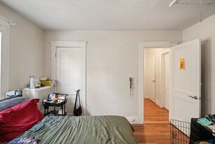 331 Cypress St, Unit 2 in Brookline, MA - Foto de edificio - Building Photo