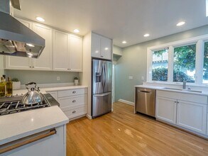 2359 Hughes Ave SW in Seattle, WA - Building Photo - Building Photo