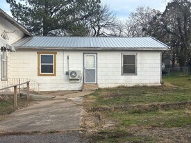 208 S Clark Ave in Huntington, AR - Building Photo