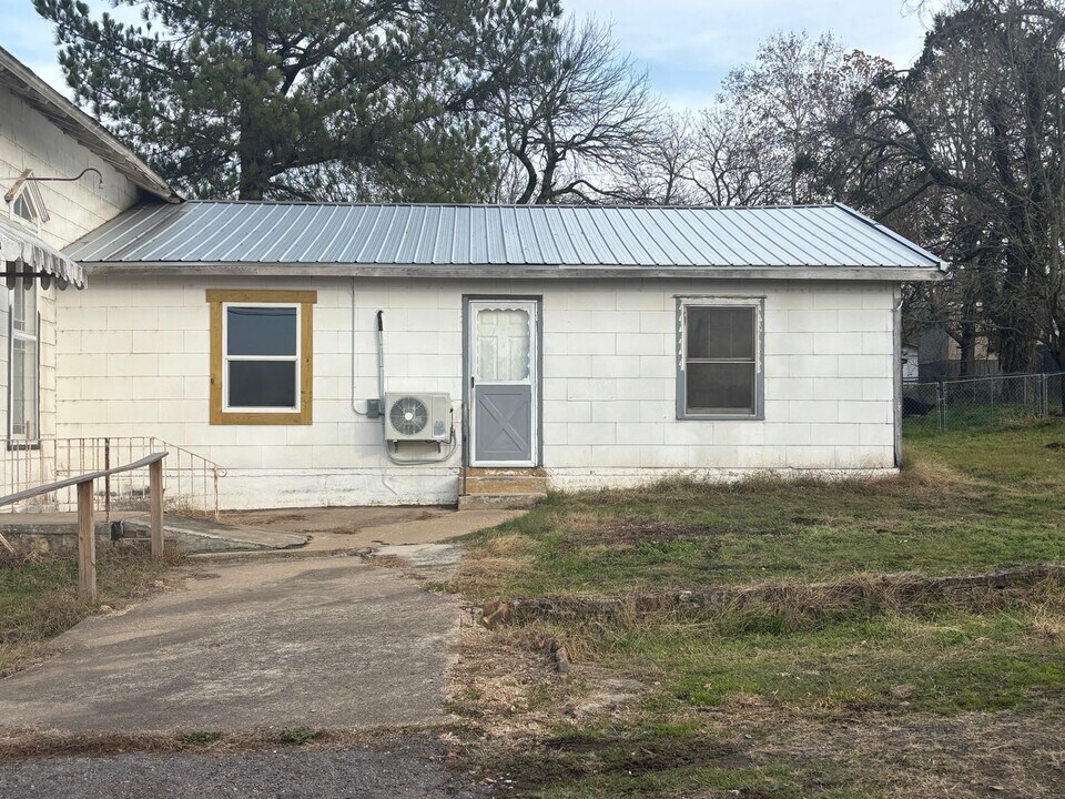208 S Clark Ave in Huntington, AR - Building Photo