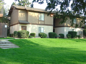 Cedar Woods Apartments in Fresno, CA - Building Photo - Building Photo