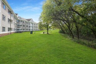 Applewoods Apartments in Apple Valley, MN - Building Photo
