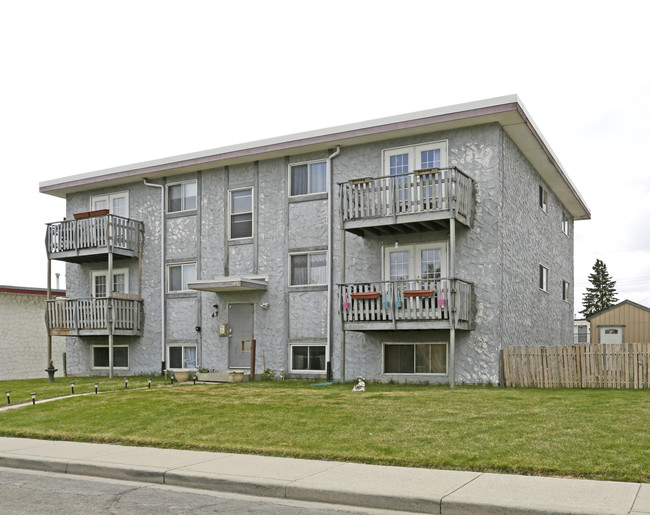 43 Huntley Close NE in Calgary, AB - Building Photo - Building Photo