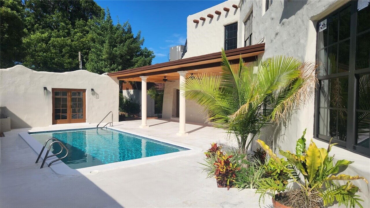 85 Deer Run in Miami Springs, FL - Building Photo