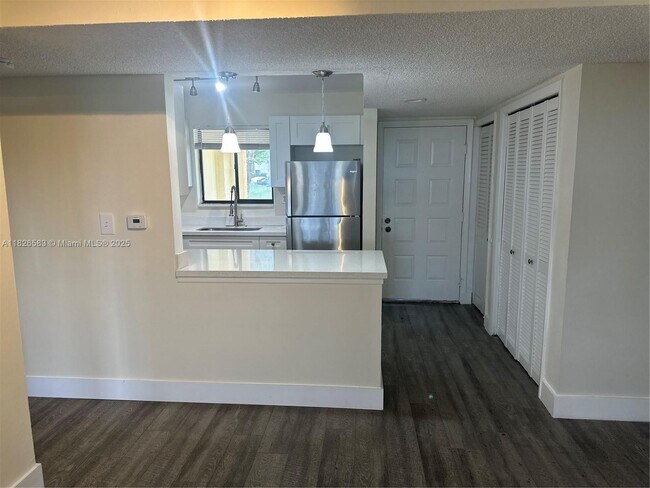 185 Lakeview Dr in Weston, FL - Building Photo - Building Photo