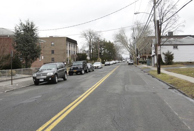 158 Drake Ave in New Rochelle, NY - Building Photo - Building Photo