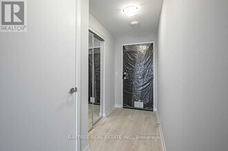 2221 Yonge St in Toronto, ON - Building Photo - Building Photo