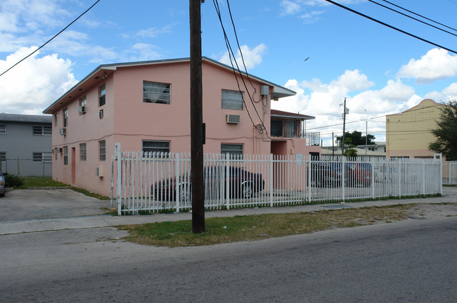 310 NE 78th St in Miami, FL - Foto de edificio - Building Photo