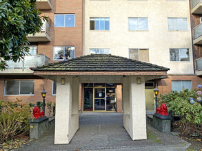 Red Lion Apartments in North Vancouver, BC - Building Photo - Building Photo