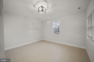821 S Woodlynn Rd in Essex, MD - Foto de edificio - Building Photo
