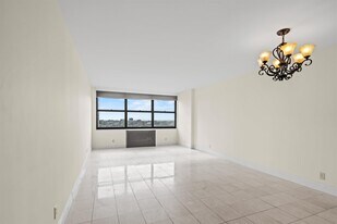 7004 BLVD E in Guttenberg, NJ - Building Photo