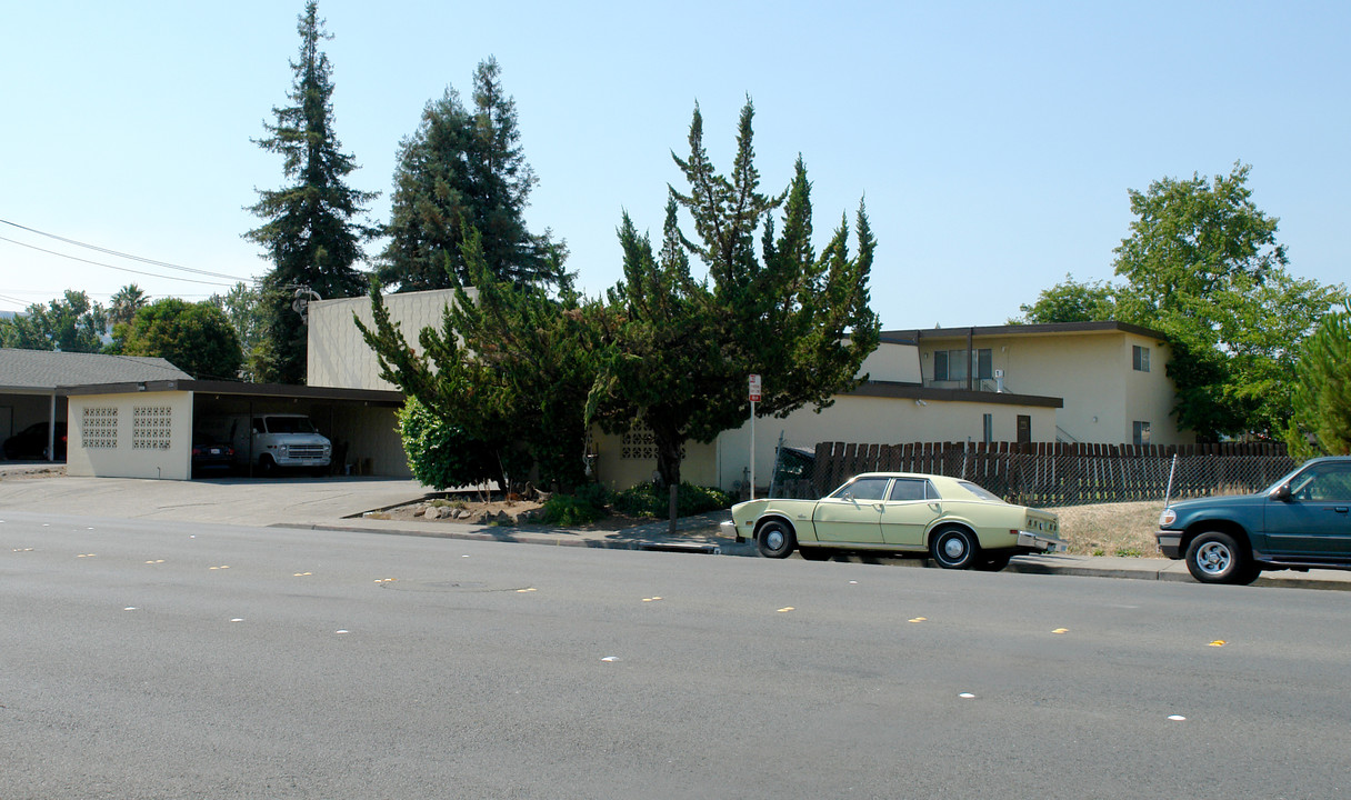 1575 Yulupa Ave in Santa Rosa, CA - Building Photo