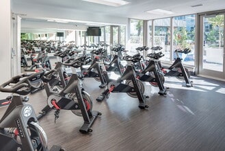 Century Towers in San Jose, CA - Foto de edificio - Building Photo