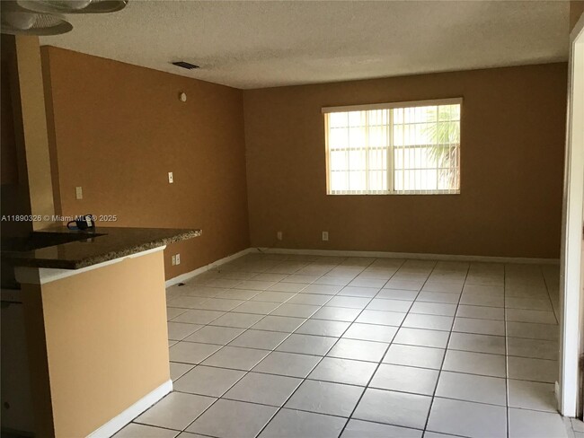 11502 NW 43rd St in Coral Springs, FL - Foto de edificio - Building Photo