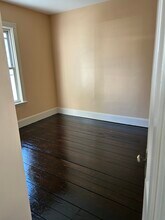 50 Thompson St, Unit 2 in New Bedford, MA - Foto de edificio - Building Photo
